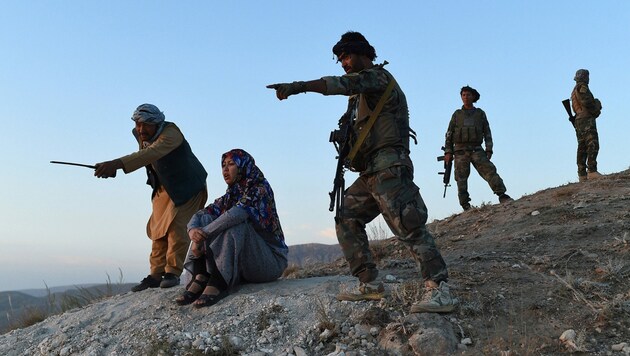 Das afghanische Militär versucht die Taliban bei ihren Vorstößen aufzuhalten - doch diese behalten immer öfter die Oberhand. (Bild: AFP/FARSHAD USYAN)
