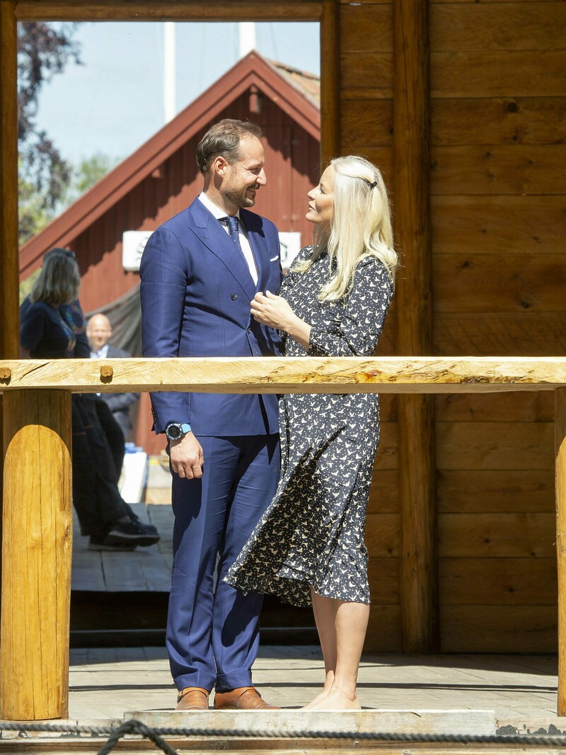 Kronprinz Haakon und Kronprinzessin Mette-Marit beim Besuch der Kapelle Håpets Katedral im Rahmen der Feierlichkeiten zum 250. Geburtstag des norwegischen Laienpredigers Hans Nielsen Hauge in Fredrikstad, Provinz Viken am 3. Juni 2021. (Bild: dana press / picturedesk.com)