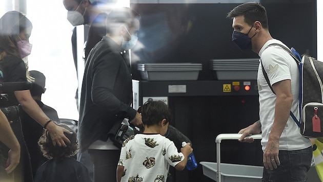 Lionel Messi auf dem Flughafen von Barcelona (Bild: AFP/Josep Lago)