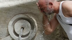 Ein unter der Hitze leidender Mann erfrischt sich in Rom am Barcaccai-Brunnen. (Bild: Associated Press)