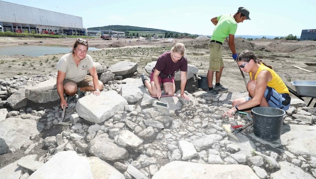 Die Archäologen auf der Suche nach weiteren Schätzen. (Bild: Judt Reinhard)