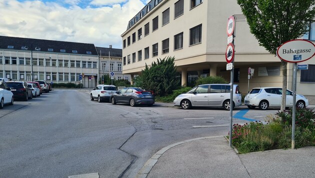 Parken vor dem Bezirksgericht in Baden nimmt immer chaotischere Züge an. Ein Umbau soll nun helfen. (Bild: 2021psb/zVg)