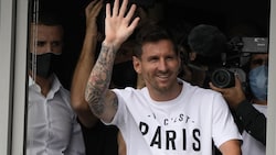 Messi winkt aus dem Fenster des Pariser Flughafens. (Bild: AP)