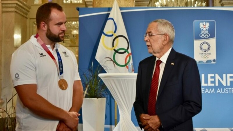 Lukas Weißhaidinger, einer unserer sieben Medaillen-Gewinner von Tokio, mit Bundespräsident Alexander Van der Bellen (Bild: Olaf Brockmann)