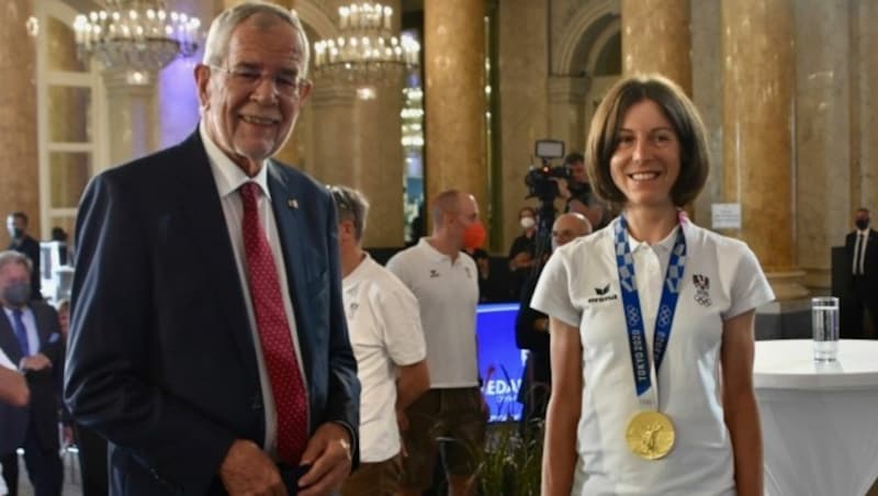 Bundespräsident Alexander Van der Bellen mit Gold-Radlerin Anna Kiesenhofer (Bild: Olaf Brockmann)