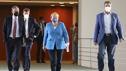 Kanzlerin Angela Merkel, Bayerns Ministerpräsident Markus Söder (rechts) und der Berliner Bürgermeister Michael Müller (ganz links) (Bild: AFP)