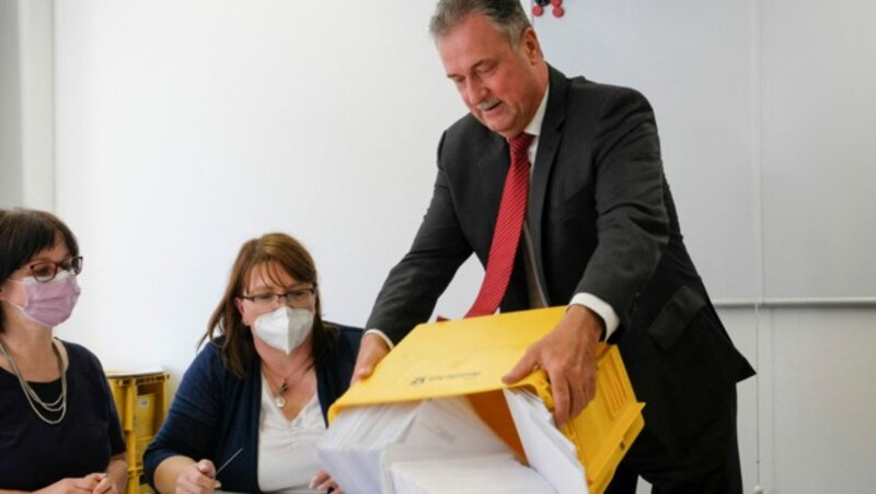 Gewerkschaftsvorsitzender Claus Weselsky beim Auszählen der Streikabstimmung. (Bild: AFP)