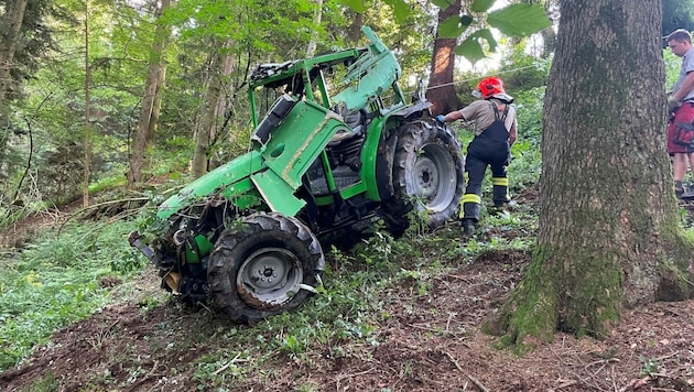 Die Bergung des abgestürzten Traktors war schwierig (Bild: FF Scharnstein)