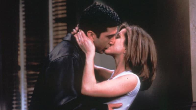 Jennifer Aniston und David Schwimmer küssen sich in einer Szene von „Friends“ (Bild: mptv / picturedesk.com)