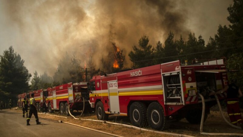 Auch Feuerwehrleute aus der Slowakei unterstützen die Kollegen in Griechenland. (Bild: AFP)