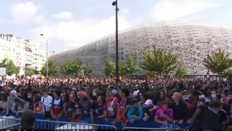 PSG-Fans warten auf Lionel Messi (Bild: Screenshot PSG TV)