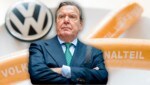 Der deutsche Altkanzler Gerhard Schröder gilt als Currywurst-Fan. Jetzt ärgert er sich über den Kurs, den eine VW-Kantine in Wolfsburg einschlägt. (Bild: DPA,Krone Kreativ)