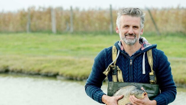 Robert Jungwirth ist eigentlich gelernter Maurer. Seit 2017 züchtet er Fische, Zackelschafe und bald Krebse. (Bild: Martina Siebenhandl)