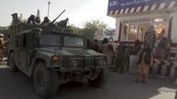 Kämpfer der Taliban bewachen einen Checkpoint in der nordafghanischen Stadt Kunduz. (Bild: AP)