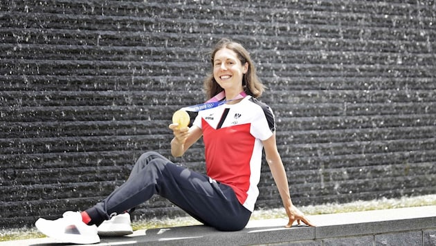 Anna Kiesenhofer mit ihrer Olympia-Goldenen. (Bild: GEPA pictures/ Markus Oberlaender)