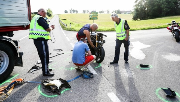 Das Motorrad des 19-Jährigen war direkt beim Traktoranhänger liegen geblieben (Bild: FOTOKERSCHI.AT/MADER)