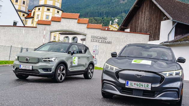 Elektro-Traumautos: Volvo XC40 Recharge (links) und Ford Mustang Mach-E (Bild: Hubert Berger)