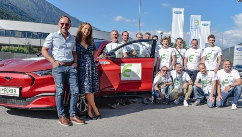 Michael Mayr mit seiner Ehefrau Sonja (links) und einem Teil des Autopark-Teams. (Bild: Hubert Berger)