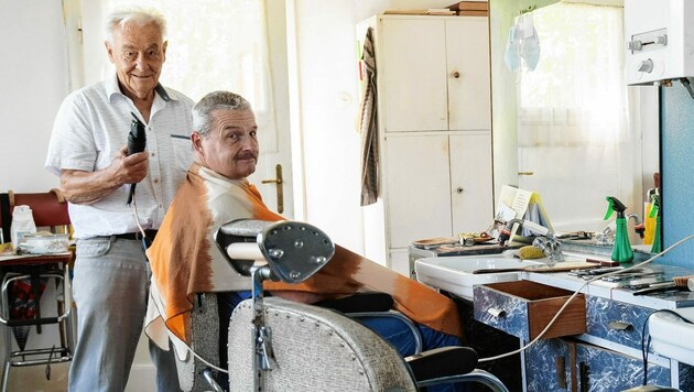 Josef Haller bei der Arbeit“ in seinem historischen Salon. (Bild: Doris Seebacher)