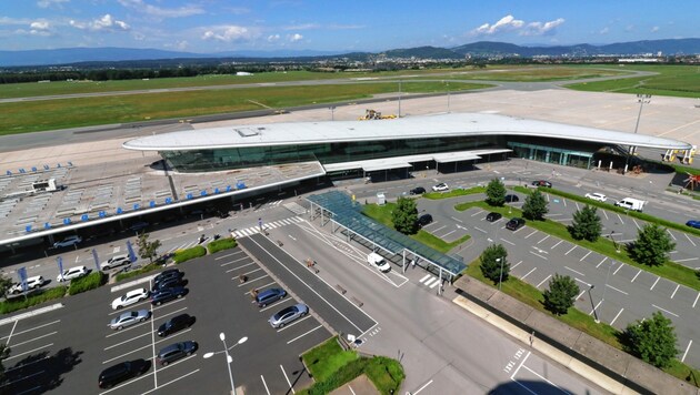 Der Grazer Flughafen aus der Tower-Perspektive. (Bild: Christian Jauschowetz)