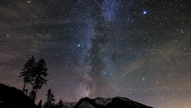 Atemberaubend: der Nachthimmel über dem Nationalpark Gesäuse (Bild: Bruno Mikkelsen/Nationalpark Gesäuse)