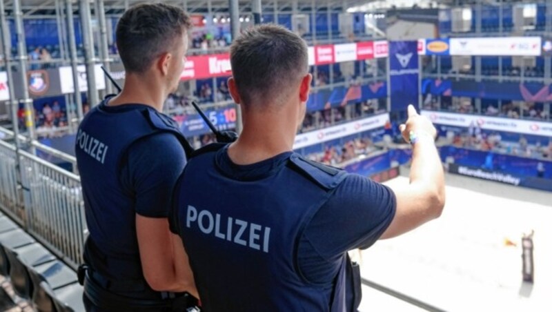 Polizisten sichern den Centercourt. (Bild: Mario Urbantschitsch)