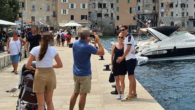 Bundeskanzler Sebastian Kurz (ÖVP) genießt in Rovinj mit seiner Susanne den Sommerurlaub. (Bild: krone.at-Leserreporter Christoph G.)