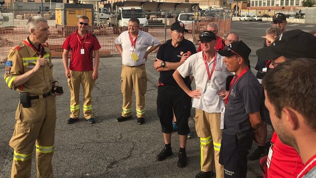 Einsatzbesprechung unserer Feuerwehrleute vor Ort (Bild: FF Salzburg)