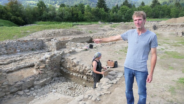 Grabungsleiter Martin Auer zeigt sich erstaunt, auf welche Funde sein Team gestoßen ist. (Bild: Martin Oberbichler)