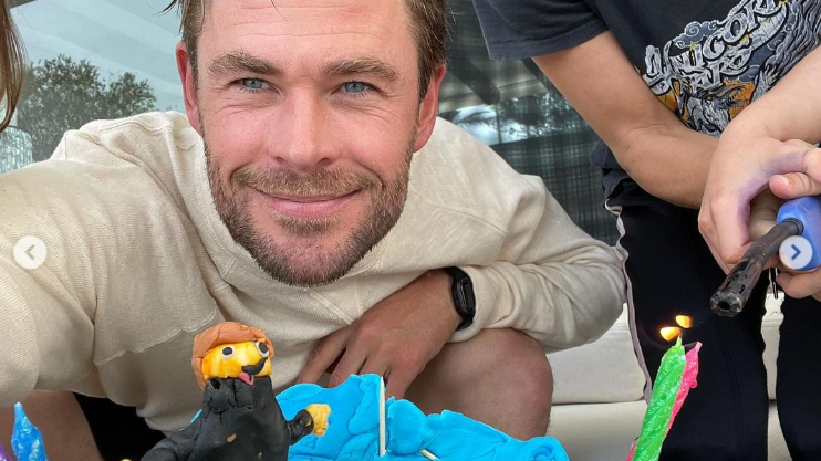 Chris Hemsworth freut sich über die Geburtstagstorte, die seine Kinder für ihn gemacht haben. (Bild: www.instagram.com/chrishemsworth)