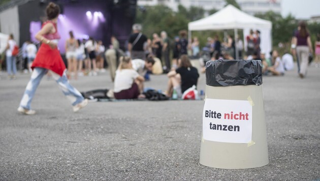 „Bitte nicht tanzen“, steht auf einem Mistkübel in Zürich - die Corona-Regeln in der Schweiz bleiben aufrecht, dennoch geht es in eine Lockerungsphase. (Bild: APA/KEYSTONE/ENNIO LEANZA)