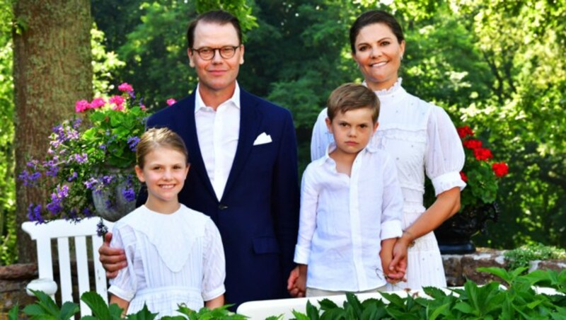 Kronprinzessin Victoria mit Ehemann Prinz Daniel und ihren Kindern Prinzessin Estelle und Prinz Oscar (Bild: APA/AFP/TT News Agency/Jonas EKSTROMER)