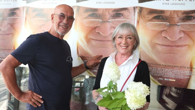 Regisseur Otto Retzer, der durch die Doku führt, und Schauspielerin Heidelinde Weis bei der Premiere im Werzer’s in Velden. (Bild: Rojsek-Wiedergut Uta)