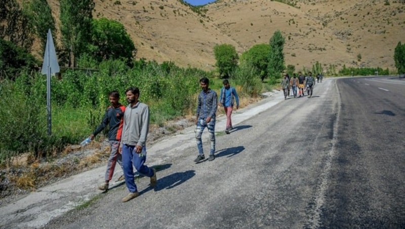 Migranten aus dem Iran auf dem Weg in die türkische Stadt Tatvan (Bild: AFP or licensors)