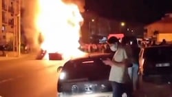 Ein Auto und Inventar aus syrischen Geschäften wurde von einem wütenden Mob in Brand gesteckt. (Bild: twitter.com/QenanBJK)