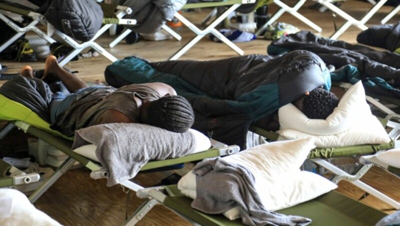 Notunterkunft in einer ehemaligen Schule (Bild: APA/AFP/PETRAS MALUKAS)