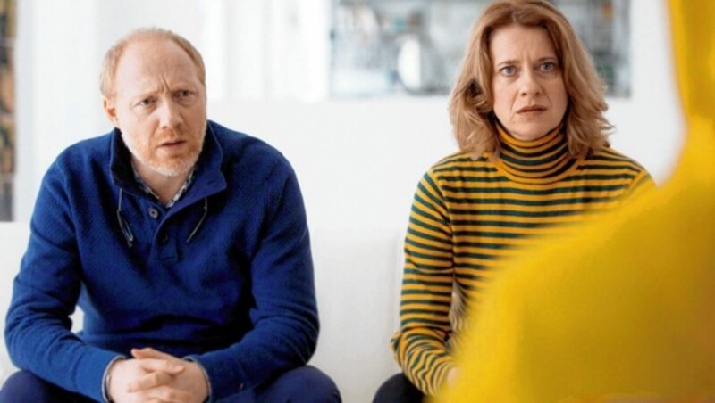 Simon Schwarz mit Caroline Peters in „Womit haben wir das verdient?“ (20.15, Arte) (Bild: © Neue Visionen Film/Xiaosu Han)