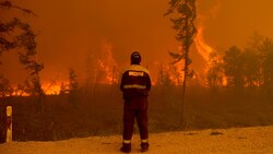Der Kampf gegen die Flammen scheint aussichtslos. (Bild: AP/Ivan Nikiforov)