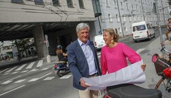 Bürgermeister Harald Preuner und Barbara Unterkofler präsentierten 2019 die Kreisel-Pläne (Bild: Tschepp Markus)