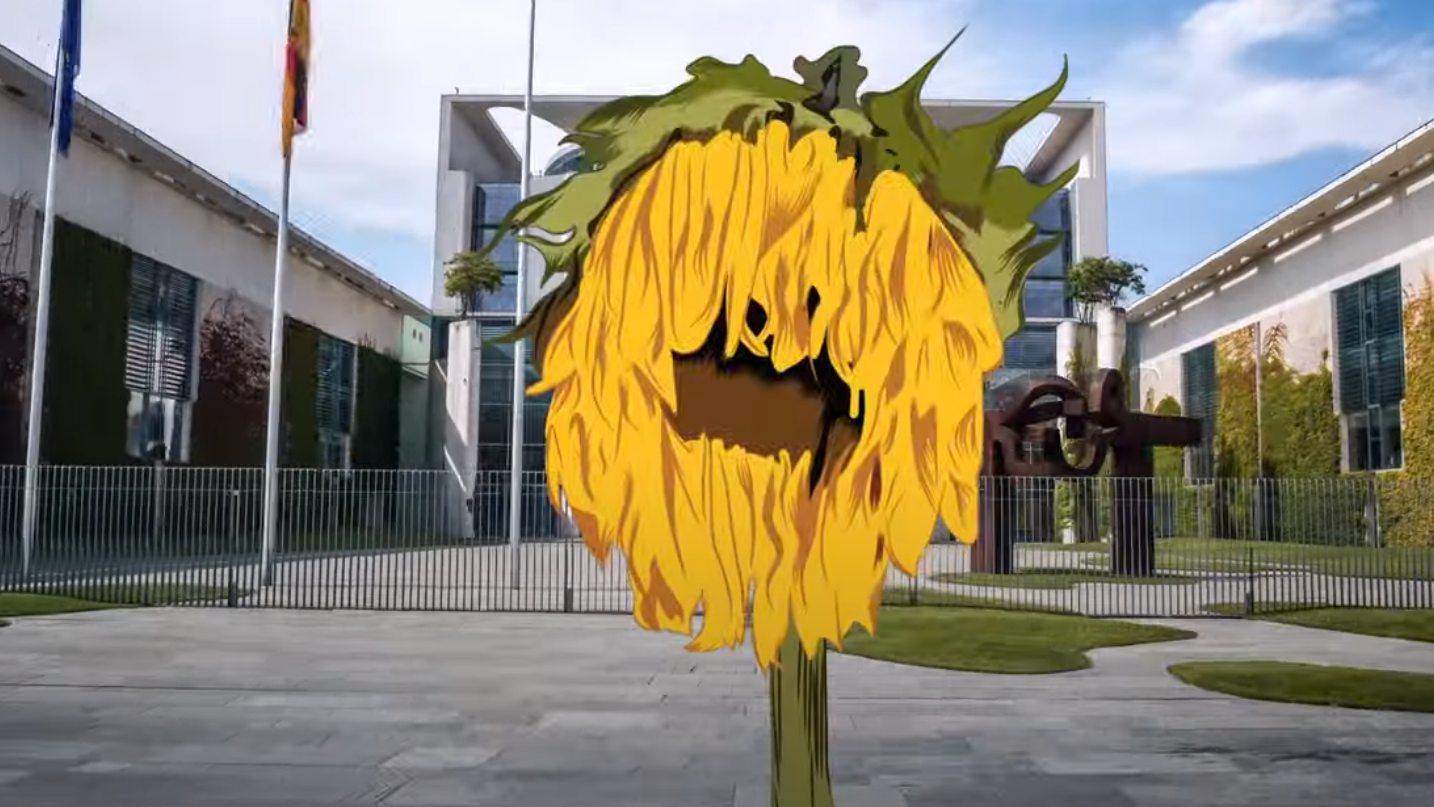 Mit einer verwelkten Sonnenblume vor dem Kanzleramt in Berlin als Sinnbild macht eine rechtsgerichtete Gruppierung Stimmung gegen die deutschen Grünen. (Bild: youtube.com/Screenshot)