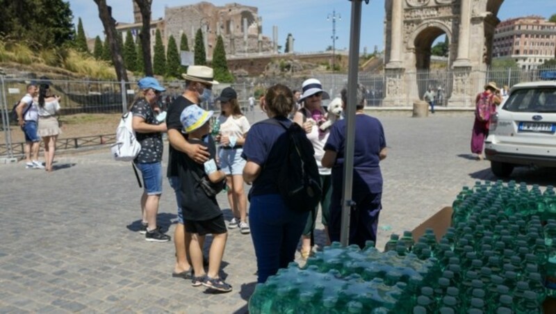 In Rom (39 Grad, über 40 Grad erwartet) werden, etwa beim Kolosseum, kostenlose Wasserflaschen an Touristen verteilt. (Bild: Andrew Medichini)