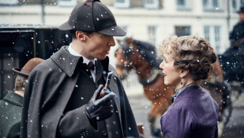 Benedict Cumberbatch und Una Stubbs als Sherlock Holmes und Mrs. Watson in der TV-Serie „Sherlock“ (Bild: ©BBC / Everett Collection / picturedesk.com)