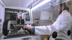Der BioScaffolder 3.2. im iBioSys Lab an der TU Graz in Aktion. Ausgedruckt wurde hier ein Aortenmodell. (Bild: Lunghammer - TU Graz)
