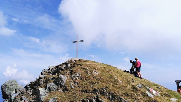 Nach dem Aufstieg über den Grat präsentiert sich der Gipfel des Roßkogels sehr sanft. (Bild: Peter Freiberger)