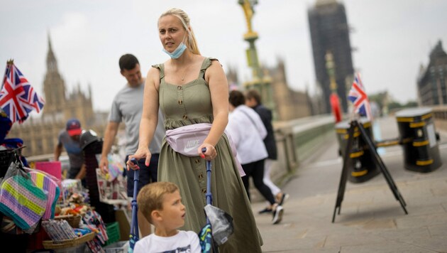 Einige beäugen die Infektionszahlen in Großbritannien noch skeptisch, andere sehen einen Hoffnungsschimmer: Die Ansteckungen sind jedenfalls trotz Lockerungen zurückgegangen. (Bild: APA/AFP/Tolga Akmen)