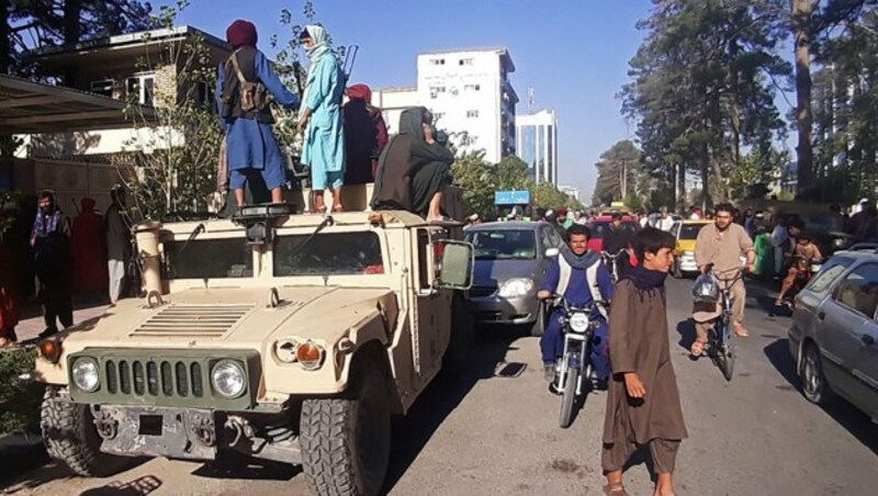 Taliban-Kämpfer in der vor Kurzem eroberten Stadt Herat (Bild: APA/AFP)