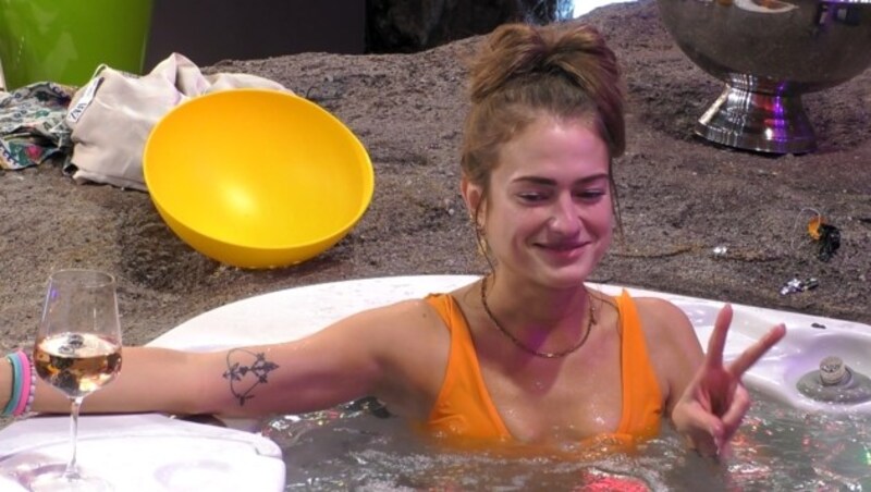 Chillen im Whirlpool auf dem sogenannten Big Planet: Mimi Gwozdz ist zu diesem Zeitpunkt bei „Promi Big Brother“ noch recht happy. (Bild: SAT.1)