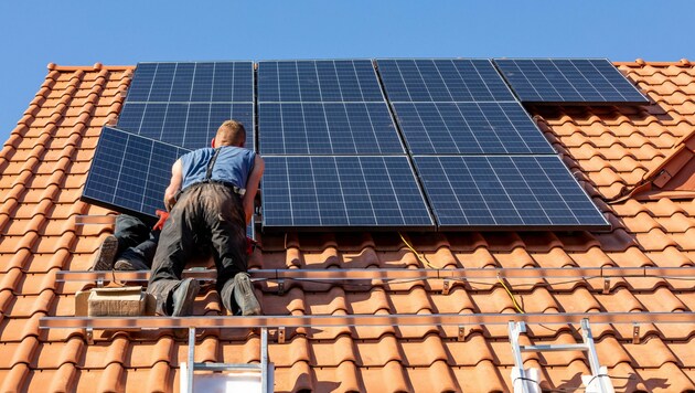 Pro Woche installiert die Burgenland Energie 20 Dach-Photovoltaikanlagen. (Bild: stock.adobe.com)
