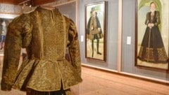 Mode schauen. Fürstliche Garderobe vom 16. bis 18. Jahrhundert in Schloss Ambras. Dieses Ensemble trug Herzog August von Sachsen zu seiner Vermählung mit Anna von Dänemark im Jahr 1548. (Bild: Hubert Berger)