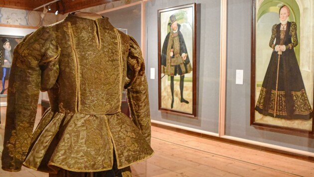 Mode schauen. Fürstliche Garderobe vom 16. bis 18. Jahrhundert in Schloss Ambras. Dieses Ensemble trug Herzog August von Sachsen zu seiner Vermählung mit Anna von Dänemark im Jahr 1548. (Bild: Hubert Berger)